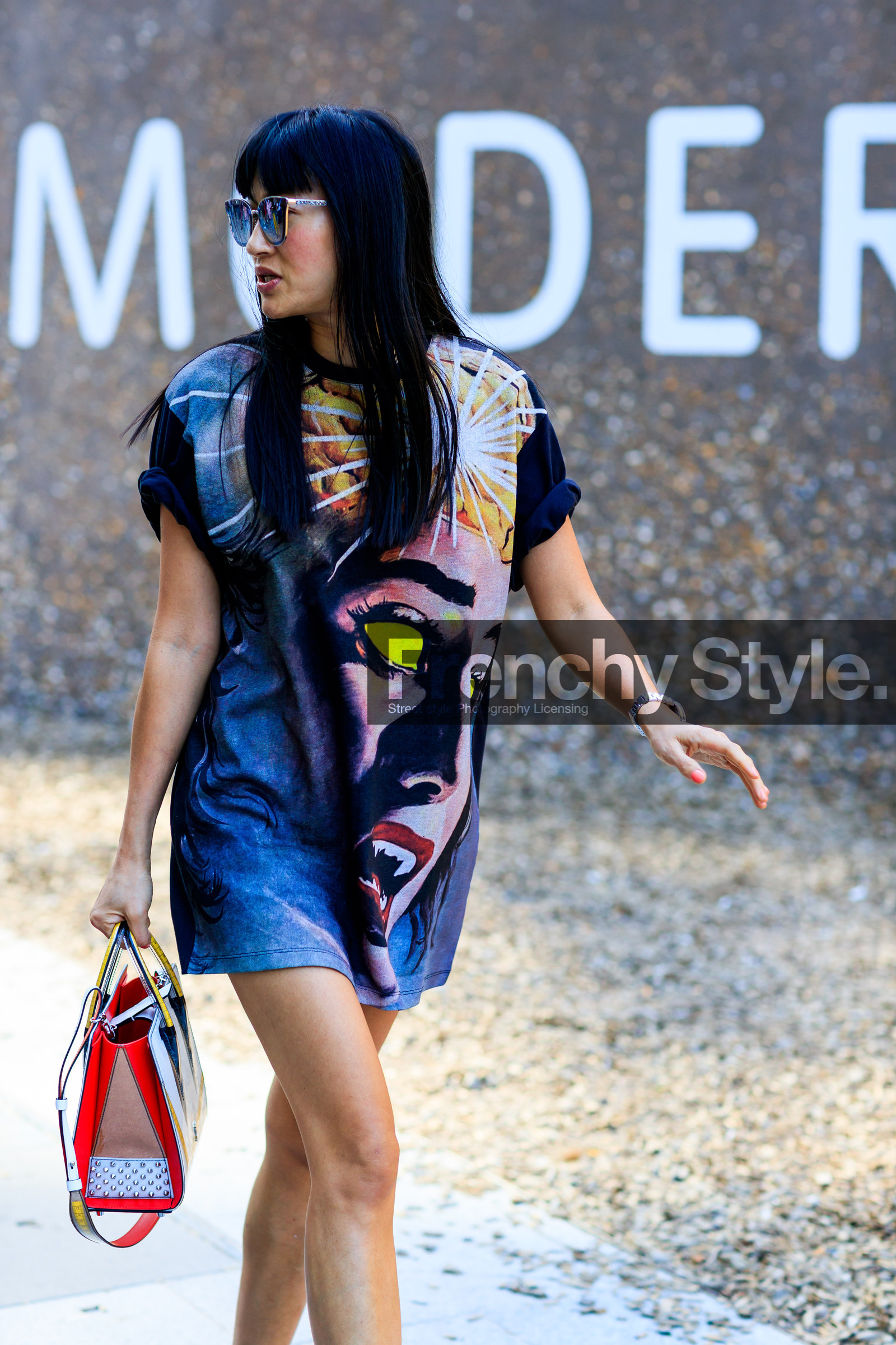 graphic bag, graphic dress, leather bag, multicolor bag, printed bag, printed dress, sunglasses, t shirt dress, fashion week, frenchystyle, FW, jonathan paciullo, street style, LFW, LONDON, SPRING SUMMER 2019, SS 19, vertical, detail, atmosphere details