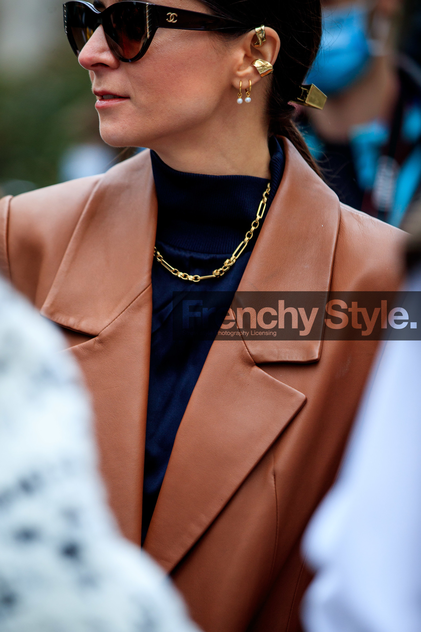 julia comil, brown leather jacket, brown leather coat, black sunglasses, chanel sunglasses, golden earrings, hoop earrings, golden necklace, multi earrings, jewel close up, earring detail, earring cuff, close up detail, street style, jonathan paciullo, FW, frenchystyle, fashion week, PFW, PARIS, SPRING SUMMER 2021, SS 21, vertical, atmosphere details, detail