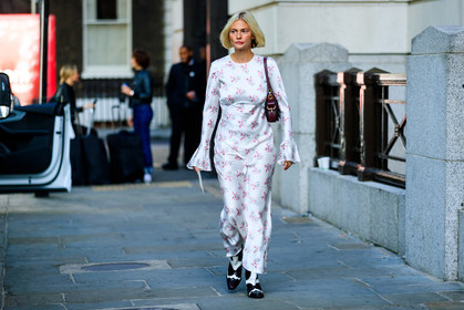 black and white shoes, black shoes, bordeaux, burgundy, floral, flowers, graphic dress, leather bag, leather shoes, pandora sykes, printed dress, red bag, white dress, fashion week, frenchystyle, FW, jonathan paciullo, street style, LFW, LONDON, SPRING SUMMER 2019, SS 19, atmosphere details, horizontal, full length