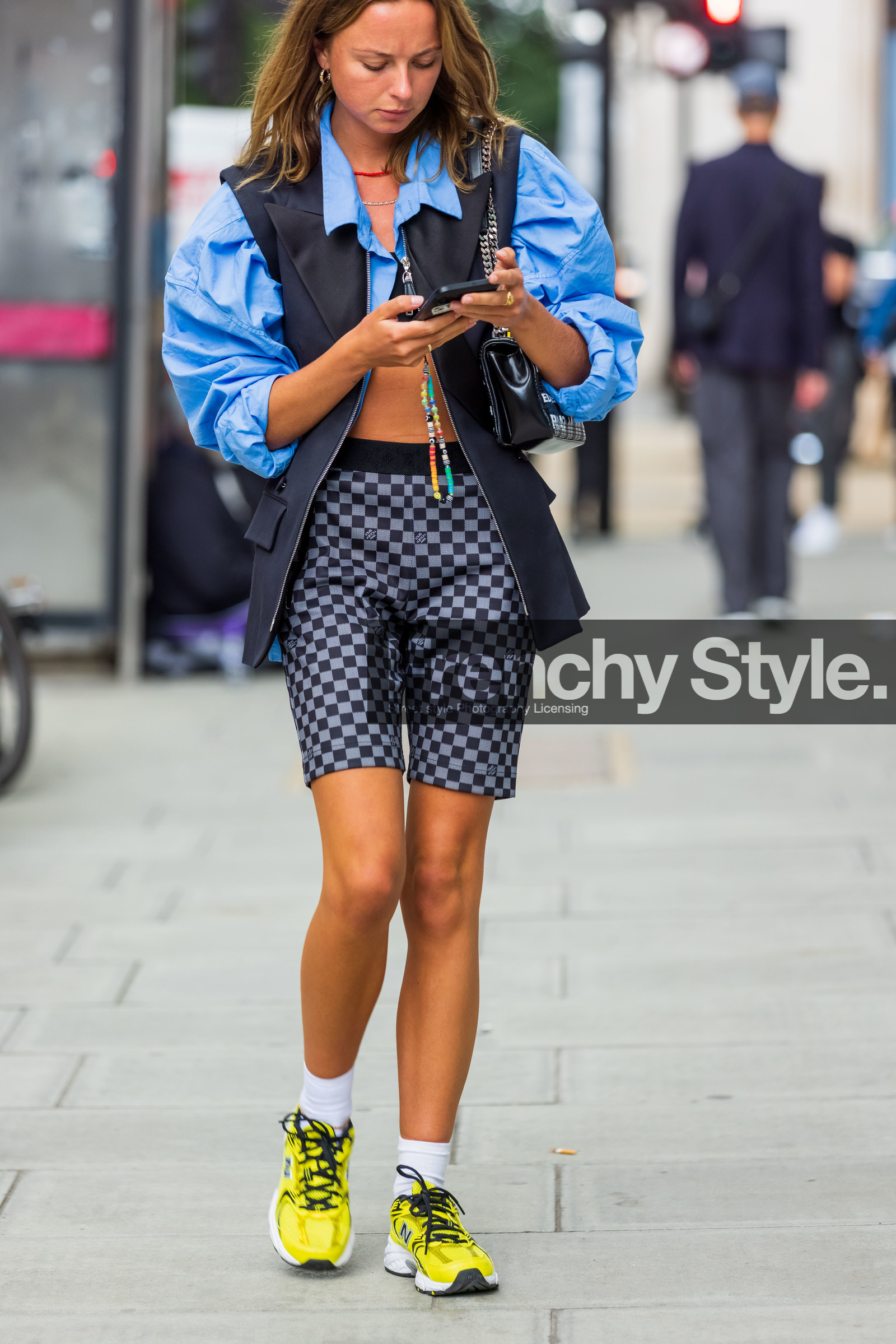 louis vuitton, shorts, biker shorts, sneakers, cropped shirt, blue, sleeveless vest, yellow, fashion week, frenchystyle, FW, jonathan paciullo, street style, SPRING SUMMER 2022, SS 22, LFW, LONDON, vertical, atmosphere details, detail