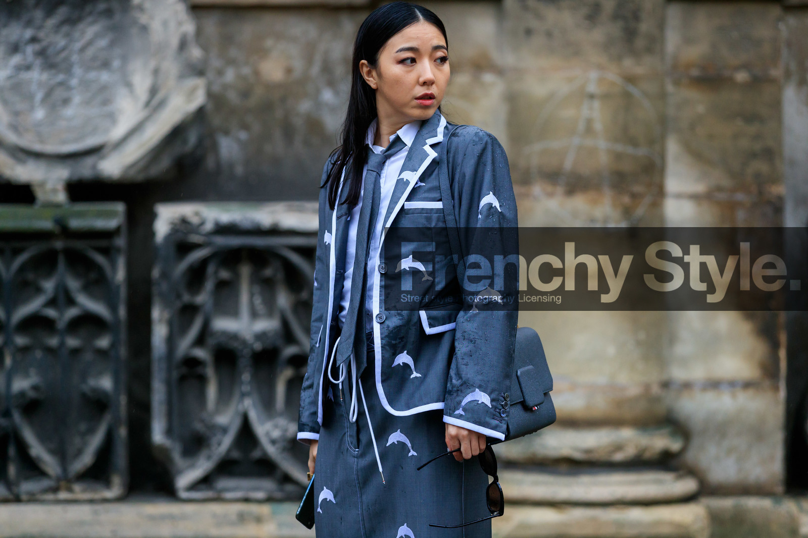 yuyu zhangzou, yuwei zhangzou, grey jacket, grey skirt, grey tie, white shirt, animal print jacket, animal printed skirt, long skirt, grey leather bag, shoulder bag, thom browne jacket, thom browne look, thom browne shirt, thom browne tie, thom browne skirt, fashion week, frenchystyle, FW, jonathan paciullo, street style, PFW, PARIS, horizontal, atmosphere details, detail