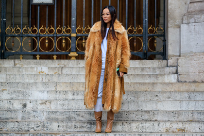 yoyo cao, camel coat, fur coat, long coat, camel leather coat, camel leather boots, white t-shirt, white jeans, PARIS, PFW, SPRING SUMMER 2020, SS 20, fashion week, frenchystyle, FW, jonathan paciullo, street style, horizontal, atmosphere details, full length