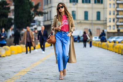 atmosphere details, AUTUMN WINTER 2016-2017, AW 16-17, beige coat, beige shoes, blue denim, brown bag, denim pants, FALL WINTER 2016-2017, fashion week, frenchystyle, full length, FW, FW 16-17, geometric, graphic bag, gucci, high heels, horizontal, jeans, jonathan paciullo, leather bag, leather shoes, LFW, loewe, LONDON, long hair, MENSWEAR, mira duma, miroslava duma, mules, nude sandals, printed t shirt, ray ban, red t shirt, street style, sunglasses, trench coat, trousers, vêtements