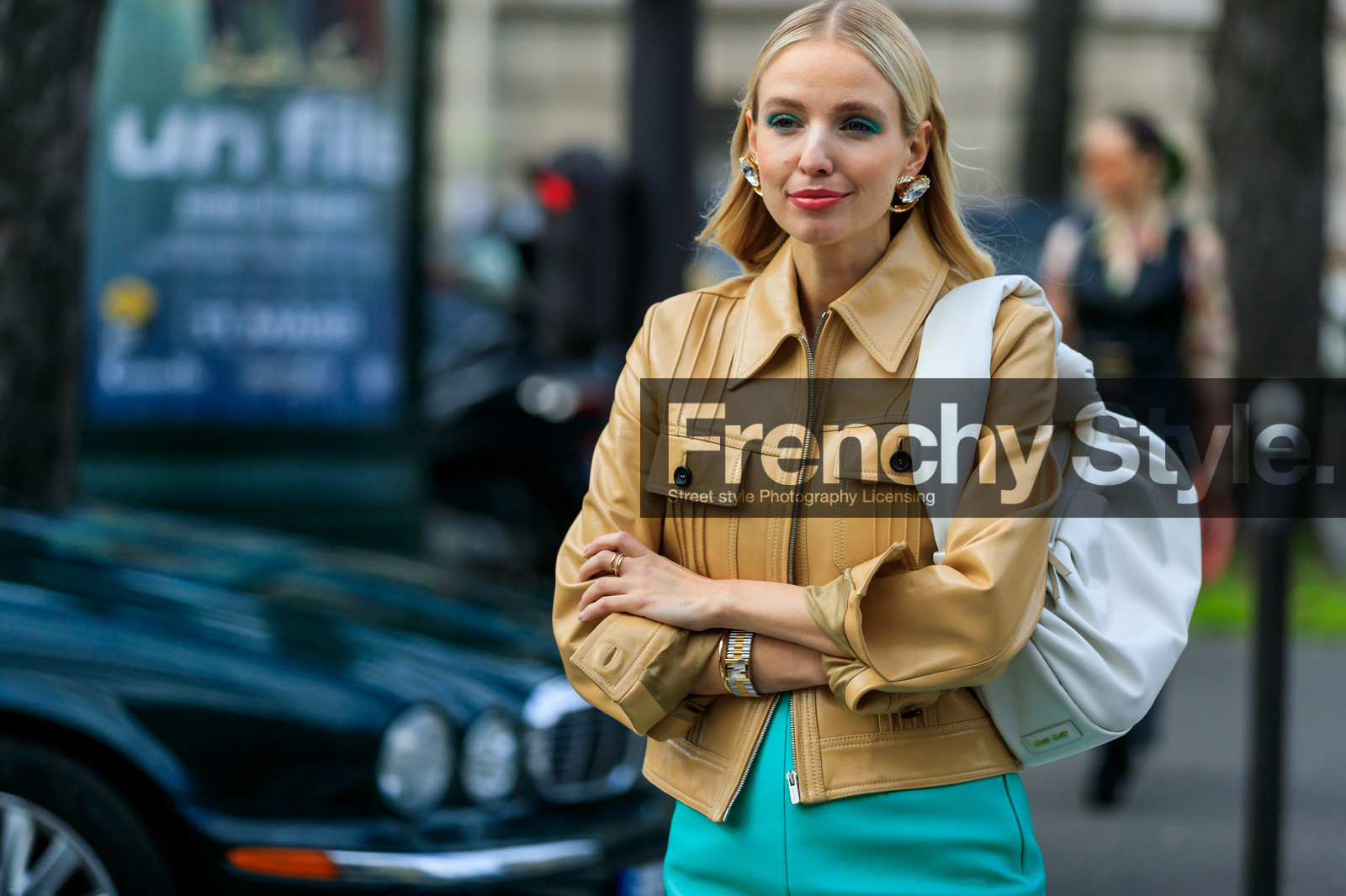 leonie hanne, green eyeshadows, green eyeliner, green earrings, yellow leather jacket, camel leather jacket, beige leather jacket, white leather bag, shoulder bag, golden watch, silvered watch, fendi watch, golden earrings, round shape earrings, strassed earrings, miu miu bag, miu miu jacket, miu miu look, fashion week, frenchystyle, FW, jonathan paciullo, street style, PFW, PARIS, horizontal, atmosphere details, detail