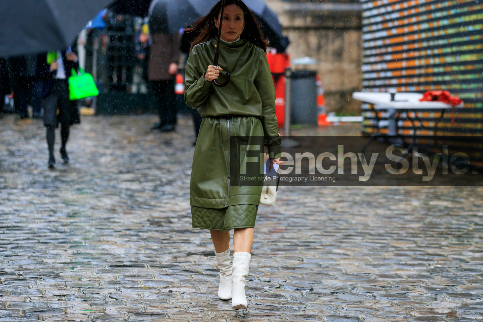 elizabeth von der goltz, kaki leather skirt, kaki leather blouse, drape blouse, zipped skirt, quilted skirt, mid long skirt, white leather boots, low boots, white leather clutch, fashion week, frenchystyle, FW, jonathan paciullo, street style, PFW, PARIS, horizontal, atmosphere details, full length