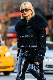 xenia adonts, black coat, black pants, black polish coat, black polish pants, black polish bag, fur coat, tom ford sunglasses, aviator sunglasses, tight pants, longchamp coat, longchamp look, longchamp pants, longchamp bag, golden earrings, big earrings, round shape earrings, fashion week, frenchystyle, FW, jonathan paciullo, street style, FALL WINTER 2020-2021, AUTUMN WINTER 2020-2021, FW 20-21, vertical, atmosphere details, detail, NYFW, NEW YORK