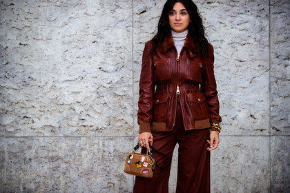 camélia jordana, brown leather coat, brown leather jacket, zipped coat, zipped jacket, collar details, fur coat, fur collar jacket, fur collar coat, fur jacket, brown pants, loose pants, beige bag, velvet bag, corduroy bag, hand bag, embroidered bag, golden bracelet, golden ring, multi rings, big bracelet, big bangle, chloe bracelet, chloe ring, stone ring, white pullover, turtleneck pullover, chloe bag, chloe coat, chloe jacket, chloe look, chloe pants, fashion week, frenchystyle, FW, jonathan paciullo, street style, PFW, PARIS, SPRING SUMMER 2021, SS 21, horizontal, atmosphere details, detail