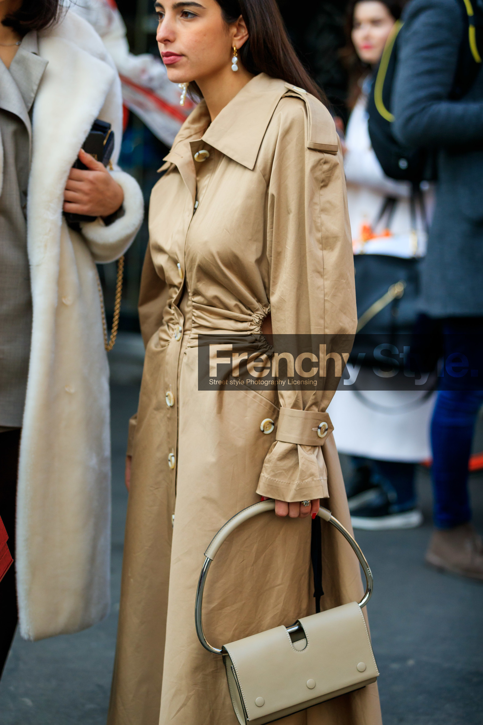 beige bag, beige coat, bettina looney, cut out, earrings, leather bag, trench coat, MILAN, MFW, fashion week, frenchystyle, FW, jonathan paciullo, street style, AUTUMN WINTER 2019-2020, AW 19-20, FALL WINTER 2019-2020, FW 19-20, vertical, atmosphere details, detail