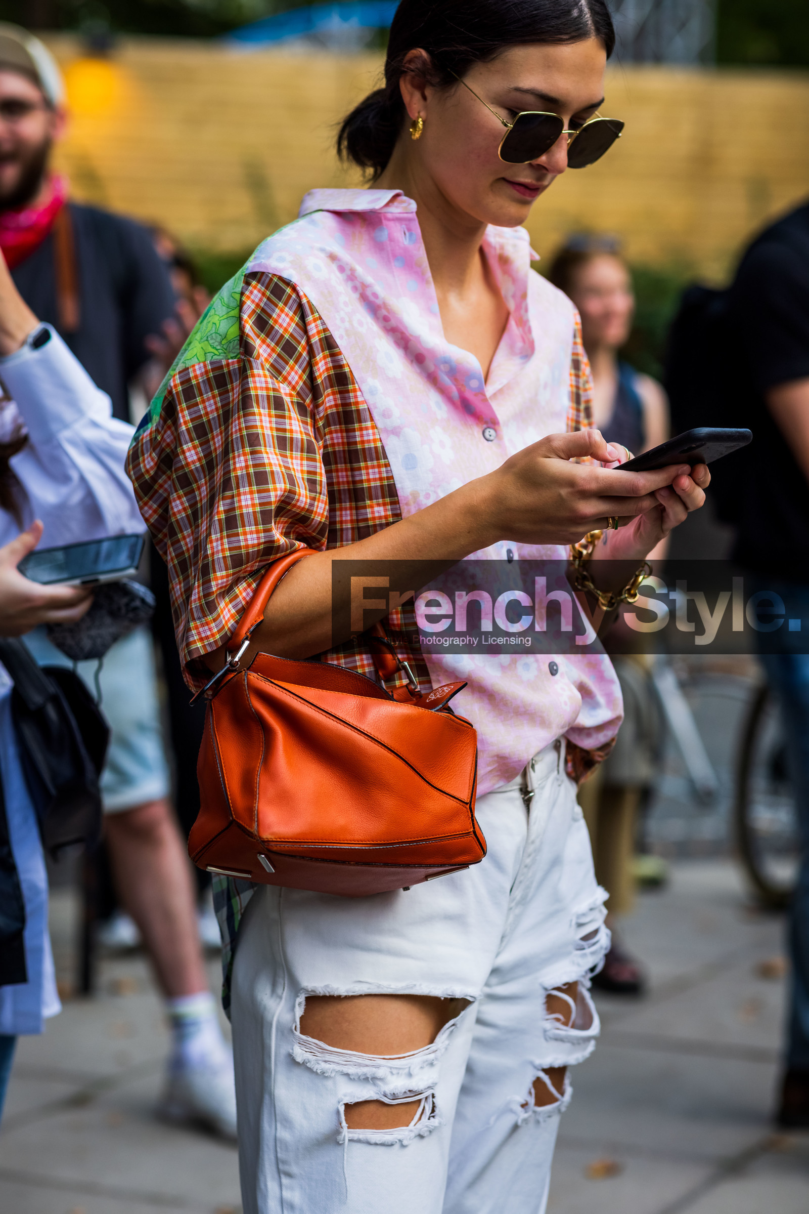 tweed, knits, knit, knitwear, cardigan, blue, print, loewe, orange, denim, leather, handbag, details, shirt, plaid shirt, pink, sunglasses, white, fashion week, frenchystyle, FW, jonathan paciullo, street style, SS 22, SPRING SUMMER 2022, LFW, LONDON, vertical, atmosphere details, detail