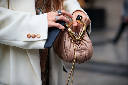 estelle pigault, miu miu bag, nude leather bag, nude leather clutch, beige leather bag, beige leather clutch, close up detail, bag detail, jewel close up, ring detail, diamond ring, multi rings, stone ring, geometric shape ring, golden strap bag, PARIS, PFW, fashion week, frenchystyle, FW, jonathan paciullo, street style, SPRING SUMMER 2021, SS 21, horizontal, atmosphere details, detail