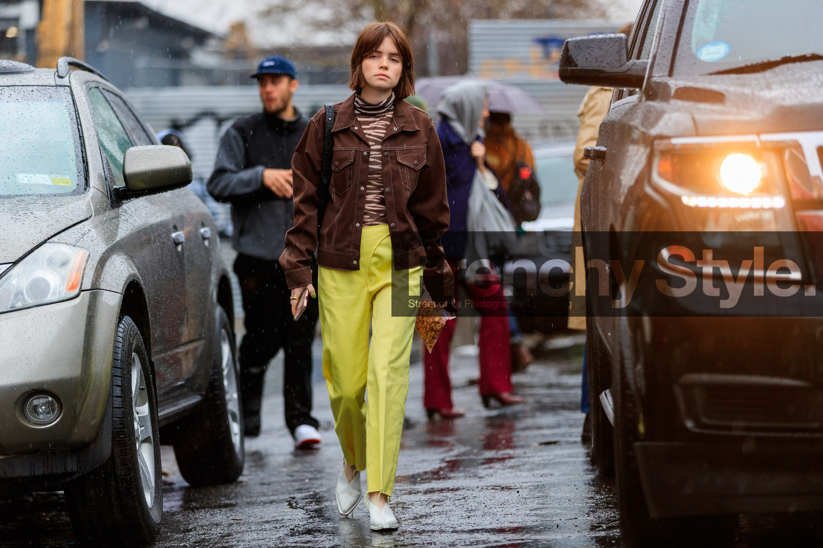 brown jacket, brown top, leather bag, leather shoes, printed top, trousers, white shoes, yellow pants, street style, jonathan paciullo, FW, frenchystyle, fashion week, NYFW, NEW YORK, AUTUMN WINTER 2018-2019, AW 18-19, FALL WINTER 2018-2019, FW 18-19, atmosphere details, horizontal, full length, molly and reese blustein