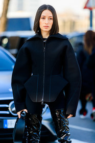 alexandra guerain, black jacket, black polish boots, high boots, technical fabric jacket, oversize jacket, zipped jacket, black leather bag, hand bag, round shape bag, black legging, legging pants, fashion week, frenchystyle, FW, jonathan paciullo, street style, MFW, MILAN, AUTUMN WINTER 2020-2021, FALL WINTER 2020-2021, FW 20-21, vertical, atmosphere details, detail
