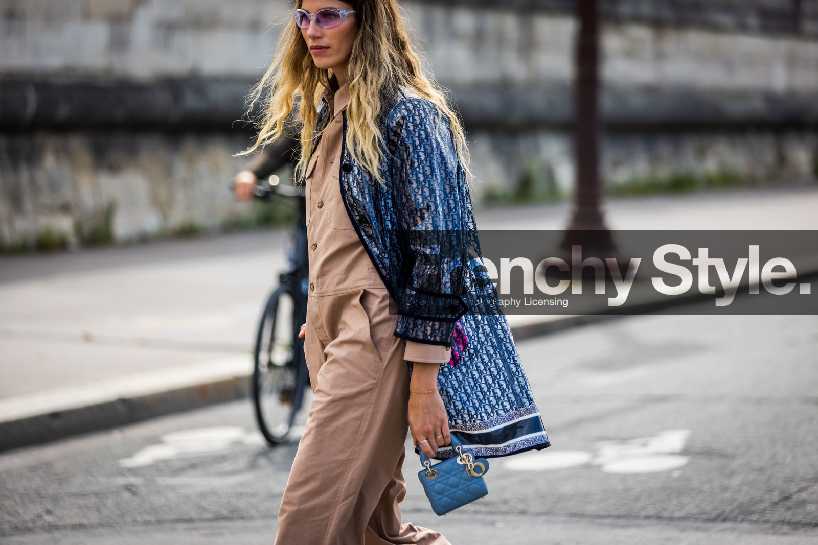 bag, bracelet, colot, gold bag, gold earrings, gold necklace, necklace, pink shirt, Selma Kaci, shirt, fashion week, frenchystyle, FW, jonathan paciullo, street style, PFW, PARIS, SPRING SUMMER 2022, SS 22, horizontal, atmosphere details