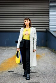 yellow eyeshadow, makeup, yellow bodysuit, coperni. bodysuit, white trench, black trousers, pocker trousers, coperni, coperni bag, yellow bag, black boots, street style, jonathan paciullo, FW, frenchystyle, fashion week, AUTUMN WINTER 2022-2023, FALL WINTER 2022_2023, FW 22-23, PFW, PARIS, full length, vertical