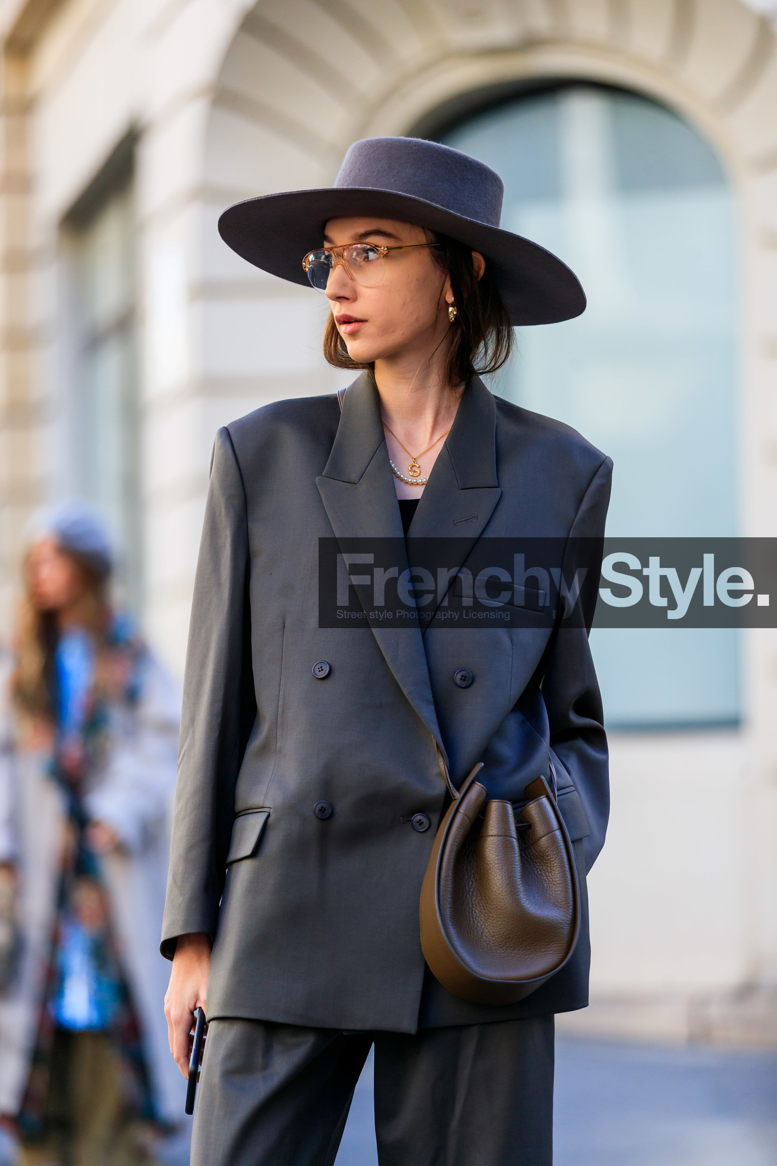 beatrice gutu, blazer, brown bag, grey hat, grey jacket, grey pants, grey suit, leather bag, trousers, fashion week, frenchystyle, FW, jonathan paciullo, street style, PFW, PARIS, AUTUMN WINTER 2019-2020, AW 19-20, FALL WINTER 2019-2020, FW 19-20, vertical, atmosphere details, detail