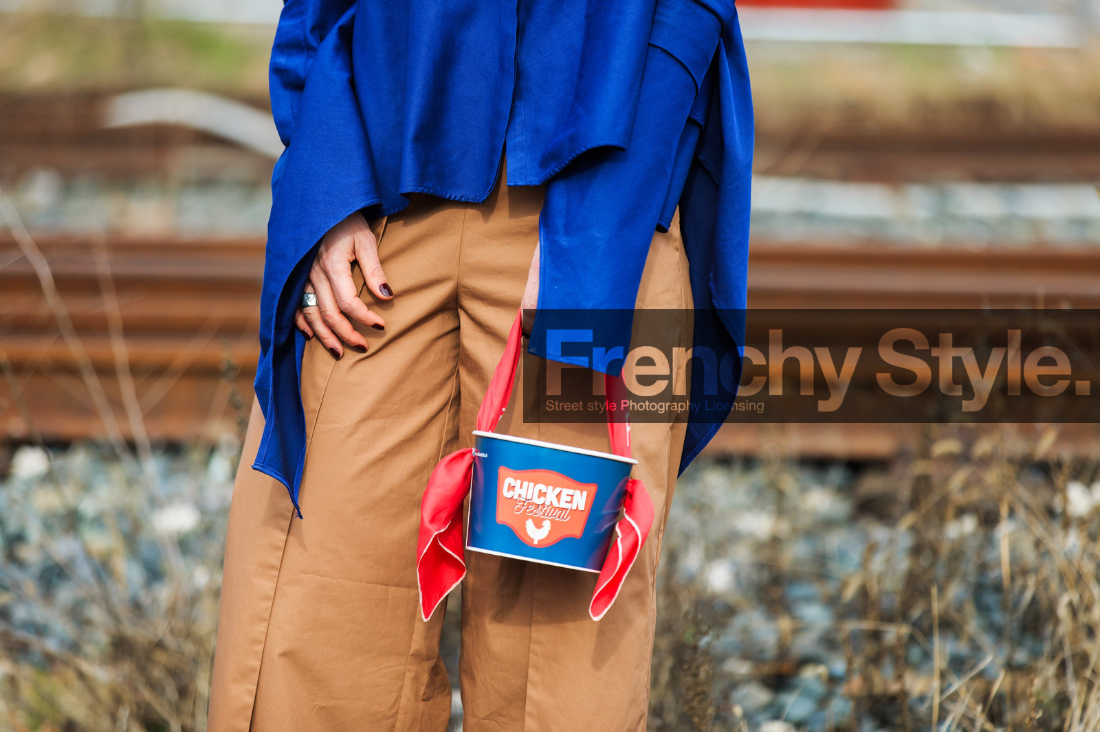 asymetric, atmosphere details, AUTUMN WINTER 2016-2017, AW 16-17, blue bag, blue shirt, brown pants, detail, FALL WINTER 2016-2017, fashion week, frenchystyle, fun bag, FW, FW 16-17, horizontal, jonathan paciullo, LFW, LONDON, MENSWEAR, printed bag, street style, trousers