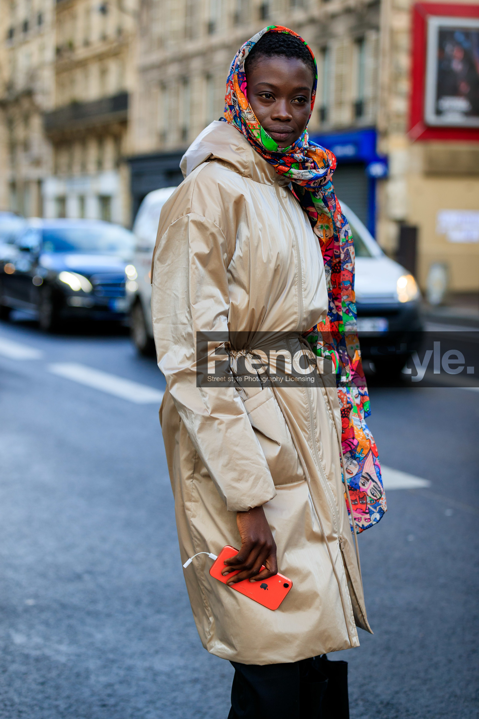 model, hair scarf, multicolor scarf, printed scarf, iphone, satin coat, long coat, belted coat, golden coat, fashion week, frenchystyle, FW, jonathan paciullo, street style, PFW, PARIS, AUTUMN WINTER 2020-2021, FALL WINTER 2020-2021, FW 20-21, vertical, atmosphere details, detail