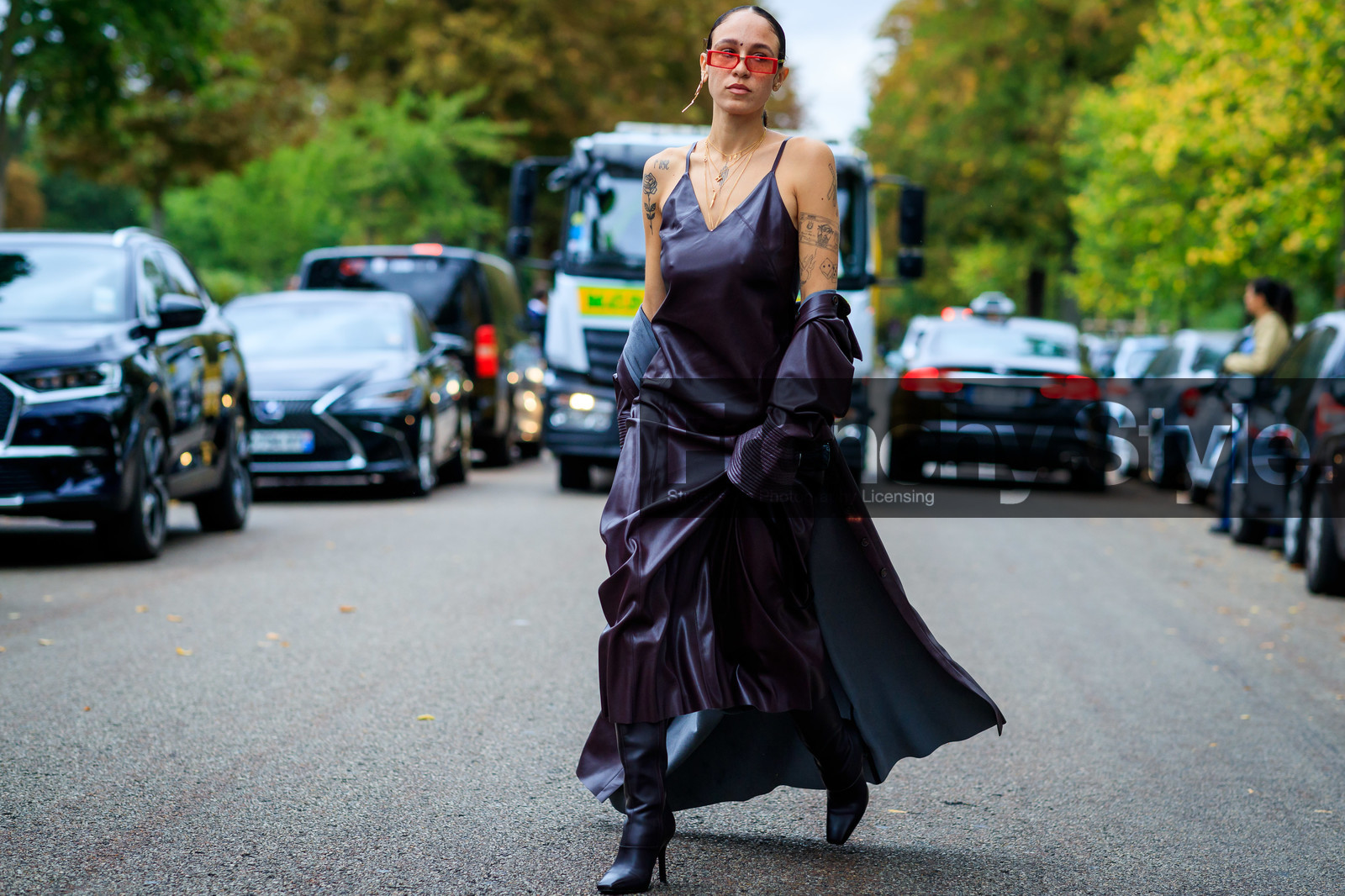 hera pradel, red sunglasses, square shape glasses, purple leather dress, purple leather coat, purple leather boots, sleeveless dress, long dress, high heels boots, high boots, tatoo, multi necklace, letters necklace, low necked dress, fashion week, frenchystyle, FW, jonathan paciullo, street style, SPRING SUMMER 2020, SS 20, PFW, PARIS, horizontal, atmosphere details, full length