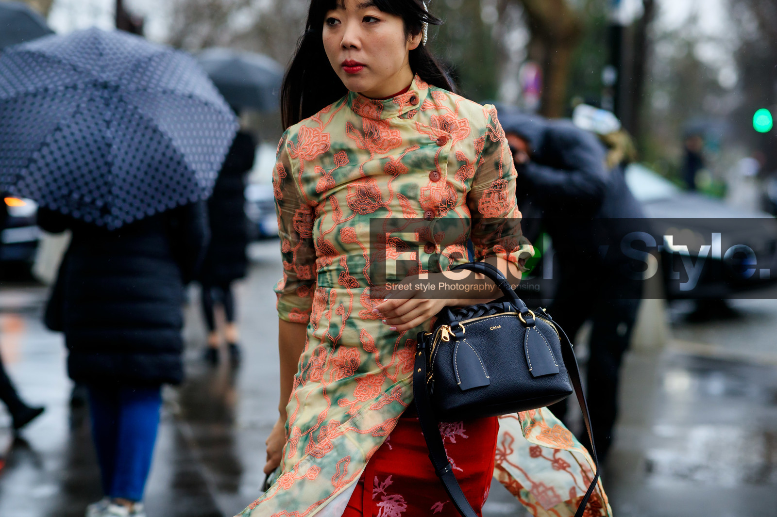 chloe bag, tie and dye dress, tie and dye jacket, floral embroidered dress, floral embroidered jacket, button jacket, button dress, high collar dress, high collar jacket, light yellow jacket, light yellow dress, pink dress, pink jacket, black leather bag, fashion week, frenchystyle, FW, jonathan paciullo, street style, PFW, PARIS, AUTUMN WINTER 2020-2021, FALL WINTER 2020-2021, FW 20-21, horizontal, detail, atmosphere details