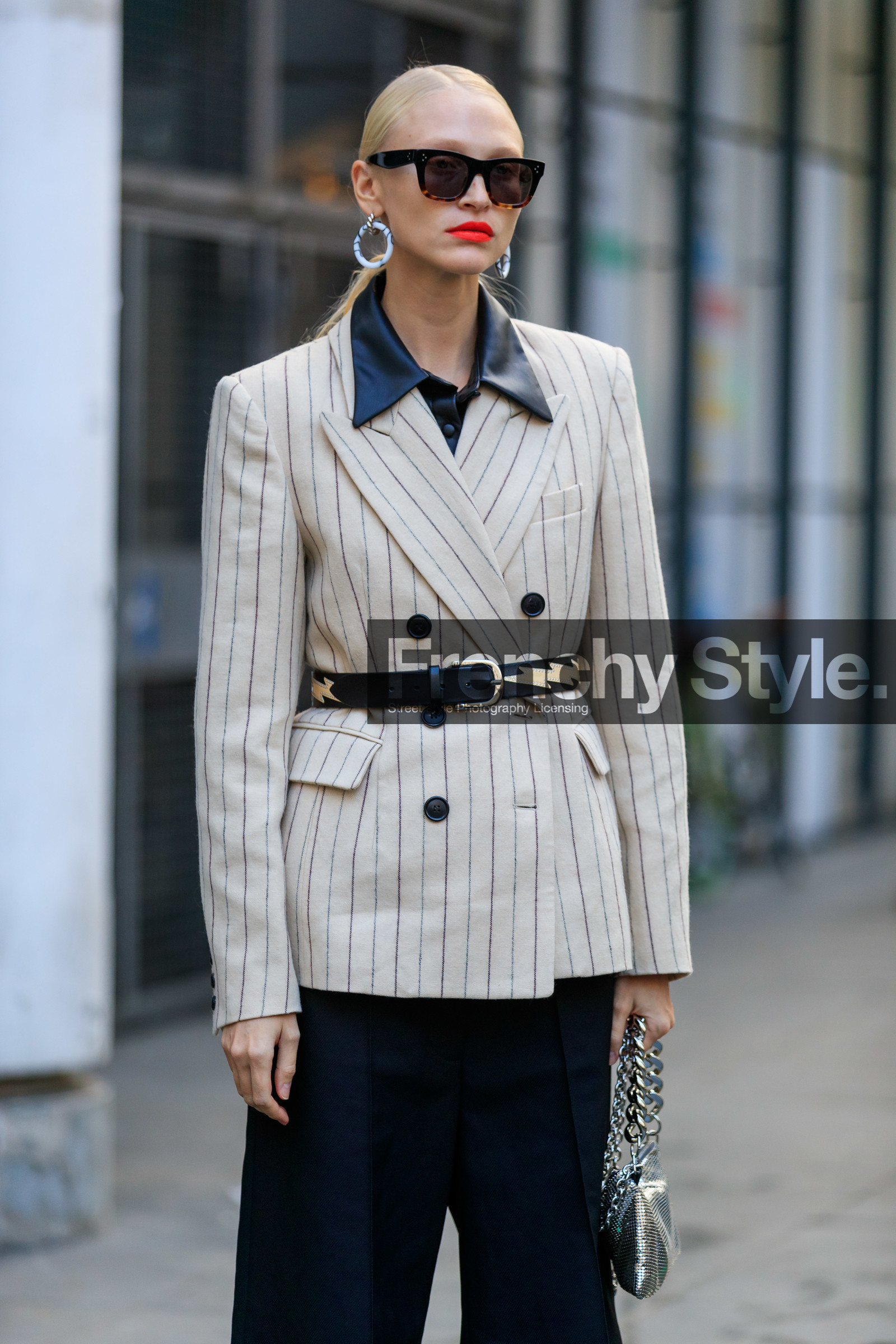 scale sunglasses, red lipstick, white jacket, striped jacket, belted jacket, black leather collar, black leather belt, black bermuda shorts, paco rabanne bag, hoop earrings, scale earrings, dangling earrings, silvered bag, silvered chain strap bag, hand bag, studs belt, white leather belt, fashion week, frenchystyle, FW, jonathan paciullo, street style, SPRING SUMMER 2020, SS 20, PFW, PARIS, vertical, atmosphere details, detail