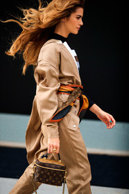 clara berry, striped pullover, monogrammed bag, monogrammed pullover, monogrammed belt, black pullover, brown pullover, checked pullover, brown leather bag, brown leather belt, beige leather jumpsuits, asymetrical jumpsuits, louis vuitton bag, louis vuitton belt, louis vuitton pullover, louis vuitton total look, louis vuitton jumpsuits, camel leather belt, PARIS, PFW, fashion week, frenchystyle, FW, jonathan paciullo, street style, SPRING SUMMER 2021, SS 21, vertical, atmosphere details, detail
