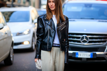 sophia roe, light beige leather bag, light beige pants, loose pants, tailored pants, black leather perfecto, plaited bag, plaited leather bag, bottega veneta bag, white t-shirt, celine pants, fashion week, frenchystyle, FW, jonathan paciullo, street style, MFW, MILAN, AUTUMN WINTER 2020-2021, FALL WINTER 2020-2021, FW 20-21, horizontal, atmosphere details, detail