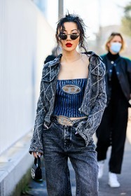 full diesel look, full denim look, black sunglasses, strapless top, denim top, diesel logo top, studded jacket, denim short jacket, dark grey jacket, dark grey jeans, red lips, mini diesel bag, mini black handbag, jessica wang, fashion week, frenchystyle, FW, jonathan paciullo, street style, MFW, MILAN, FALL WINTER 2022_2023, AUTUMN WINTER 2022-2023, FW 22-23, vertical, atmosphere details