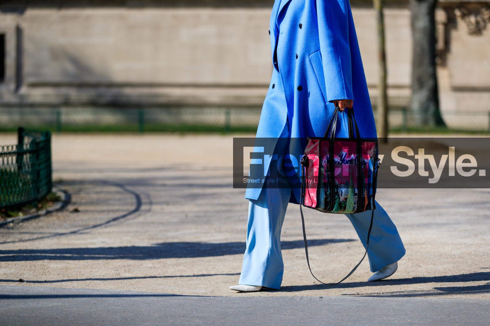 balenciaga, blue pants, graphic bag, leather bag, leather shoes, pink bag, printed bag, trousers, white shoes, street style, jonathan paciullo, FW, frenchystyle, fashion week, PFW, PARIS, AUTUMN WINTER 2018-2019, FALL WINTER 2018-2019, FW 18-19, horizontal, atmosphere details, Charlotte Groeneveld
