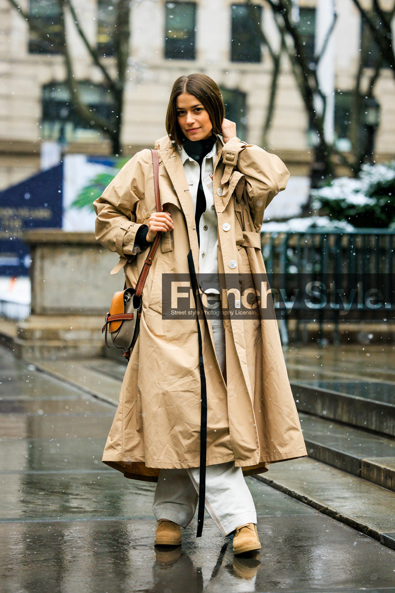 beige trench, beige trench coat, beige combat boots, white pants, crossbody bag, loewe bag, winter trench, amanda alagem, fashion week, frenchystyle, FW, jonathan paciullo, street style, NYFW, NEW YORK, AUTUMN WINTER 2022-2023, FALL WINTER 2022_2023, FW 22-23, vertical, full length