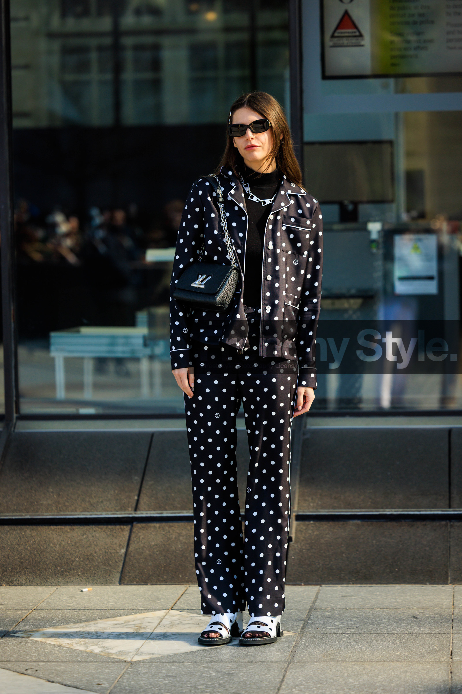 black sunglasses, black handbag, louis vuitton handbag, logo bag, polka dots pijama, pijama look, navy blue shirt, navy blue trousers, white sandals, black turtleneck, silver chain, polka dots set, alizee gamberini, street style, jonathan paciullo, FW, frenchystyle, fashion week, AUTUMN WINTER 2022-2023, FALL WINTER 2022_2023, FW 22-23, PFW, PARIS, full length, vertical