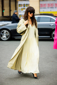white look, white dress, black sunglasses, studded handbag, white trench, black stilettos, longdress, street style, jonathan paciullo, FW, frenchystyle, fashion week, AUTUMN WINTER 2022-2023, FALL WINTER 2022_2023, FW 22-23, PFW, PARIS, full length, vertical