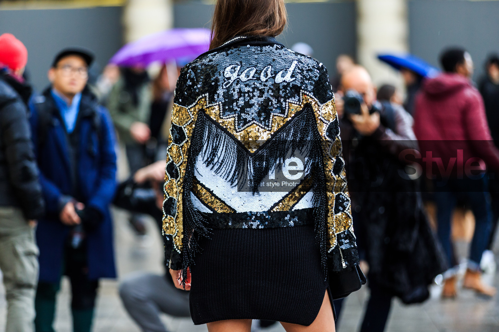 atmosphere details, AUTUMN WINTER 2016-2017, AW 16-17, back detail, black dress, detail, FALL WINTER 2016-2017, fashion week, frenchystyle, fringes, FW, FW 16-17, glitter, gold, graphic jacket, horizontal, jonathan paciullo, knit dress, message, PARIS, PFW, printed jacket, sequined, sequined jacket, shiny, street style