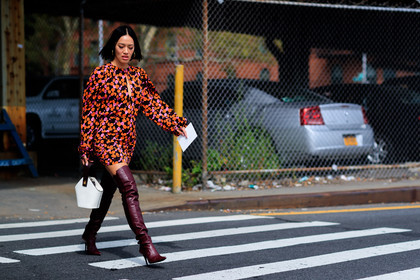 atmosphere details, bordeaux, burgundy, danse lente, fashion week, frenchystyle, full length, FW, graphic bag, graphic dress, high boots, high heels, horizontal, jonathan paciullo, leather bag, leather shoes, NEW YORK, NYFW, printed dress, red boots, red dress, SPRING SUMMER 2018, SS 18, street style, Tiffany Hsu, white bag