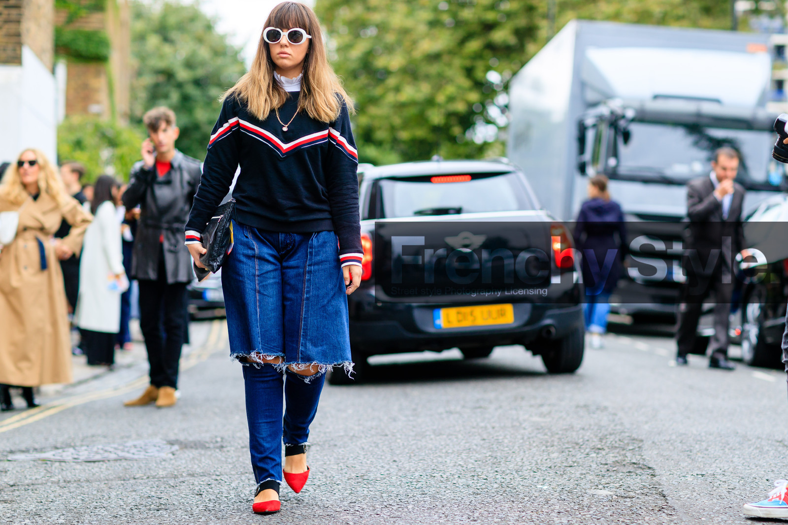 atmosphere details, black bag, black sweater, blue denim, denim pants, fashion week, frenchystyle, full length, FW, horizontal, jeans, jonathan paciullo, leather bag, leather shoes, LFW, LONDON, printed sweater, red shoes, ripped pants, SPRING SUMMER 2017, SS 17, street style, sunglasses, trousers, woman
