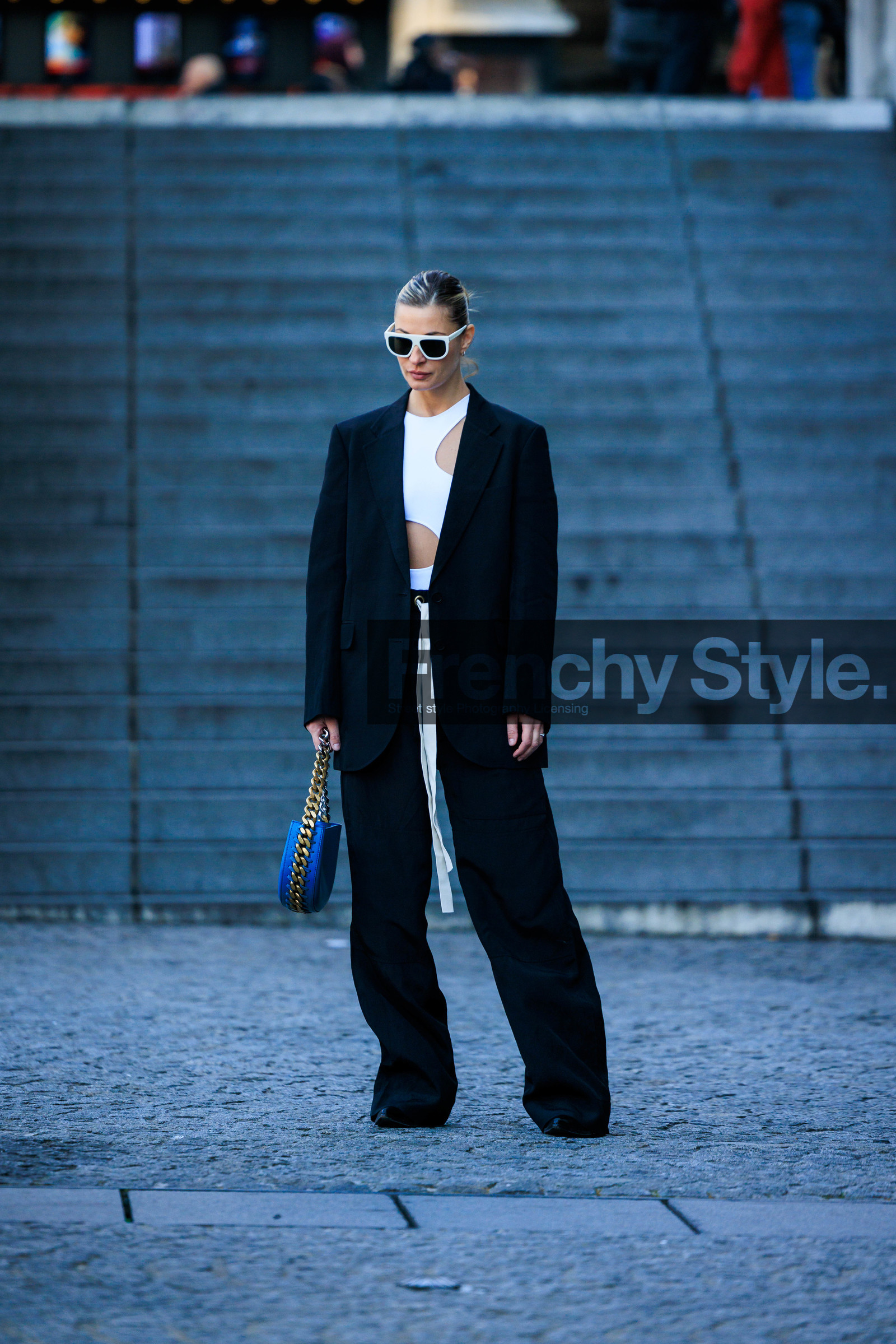 black blazer, white top, cut out top, white sunglasses, blue handbag, chain handbag, black pants, black shoes, street style, jonathan paciullo, FW, frenchystyle, fashion week, AUTUMN WINTER 2022-2023, FALL WINTER 2022_2023, FW 22-23, PFW, PARIS, full length, vertical