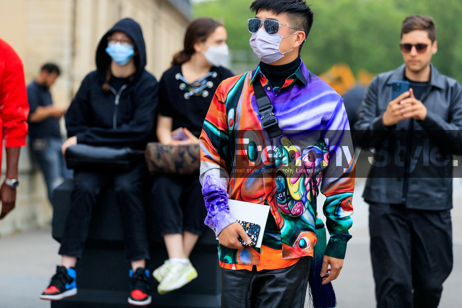 dior sunglasses, dior shirt, dior saddle bag, dior bag, dior total look, multicolor shirt, multicolor bag, mix and match look, printed bag, printed shirt, crossbody bag, aviator sunglasses, sheer glasses, silvered sunglasses, purple shirt, red shirt, green shirt, embroidered bag, yellow bag, green bag, pink bag, fashion week, frenchystyle, FW, jonathan paciullo, street style, PFW, PARIS, SPRING SUMMER 2022, SS 22, horizontal, atmosphere details, detail