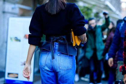 atmosphere details, AUTUMN WINTER 2017-2018, AW 17-18, back detail, black belt, black sweater, blue denim, denim pants, detail, evangelie smyrniotaki, FALL WINTER 2017-2018, fashion week, frenchystyle, FW, FW 17-18, horizontal, jeans, jonathan paciullo, leather bag, leather belt, MFW, MILAN, street style, trousers, yellow bag