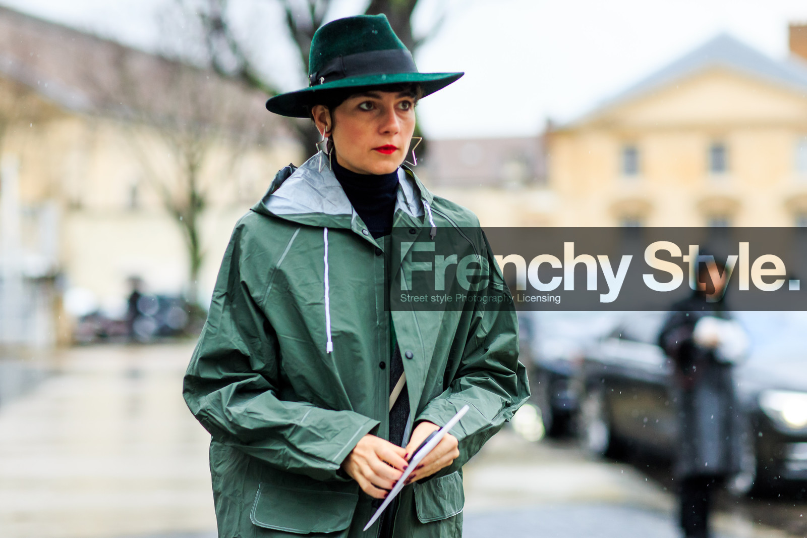 atmosphere details, AUTUMN WINTER 2016-2017, AW 16-17, detail, earrings, FALL WINTER 2016-2017, fashion week, fedora, frenchystyle, FW, FW 16-17, green hat, horizontal, jonathan paciullo, PARIS, PFW, rain coat, raincoat, red lips, stars, street style