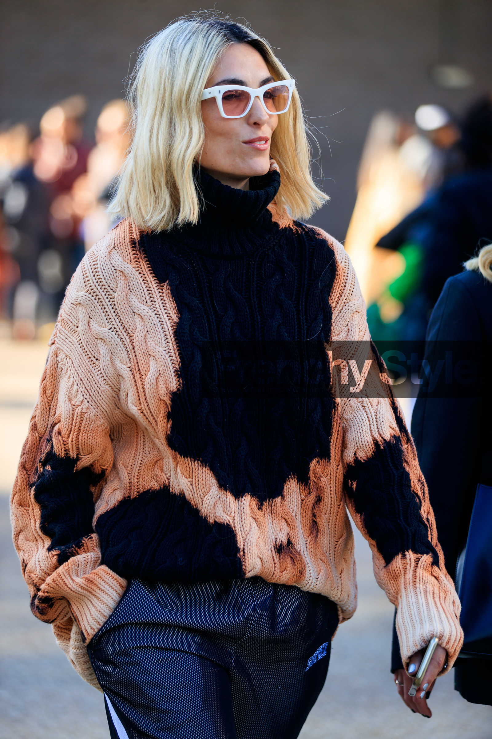 graphic sweater, printed sweater, sunglasses, tie & die, trousers, LONDON, LFW, fashion week, frenchystyle, FW, jonathan paciullo, street style, AUTUMN WINTER 2019-2020, AW 19-20, FW 19-20, FALL WINTER 2019-2020, vertical, atmosphere details, detail