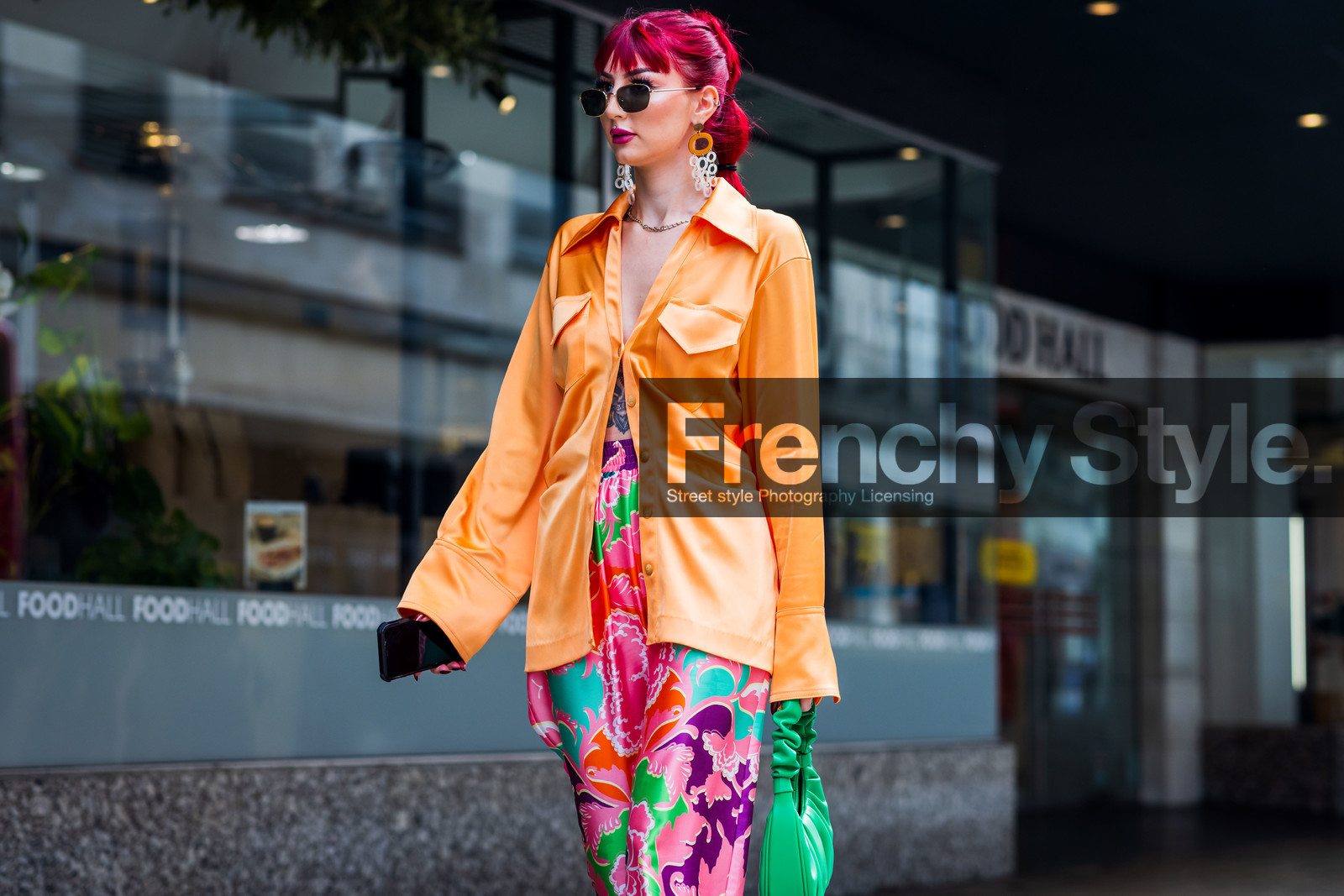Eve-Lily, orange, colorful, blouse, silk, print, trousers, green, handbag, FLOWERED, PRINTED FLOWER, SATIN, sunglasses, fashion week, frenchystyle, FW, jonathan paciullo, street style, SPRING SUMMER 2022, SS 22, LFW, LONDON, horizontal, atmosphere details, detail