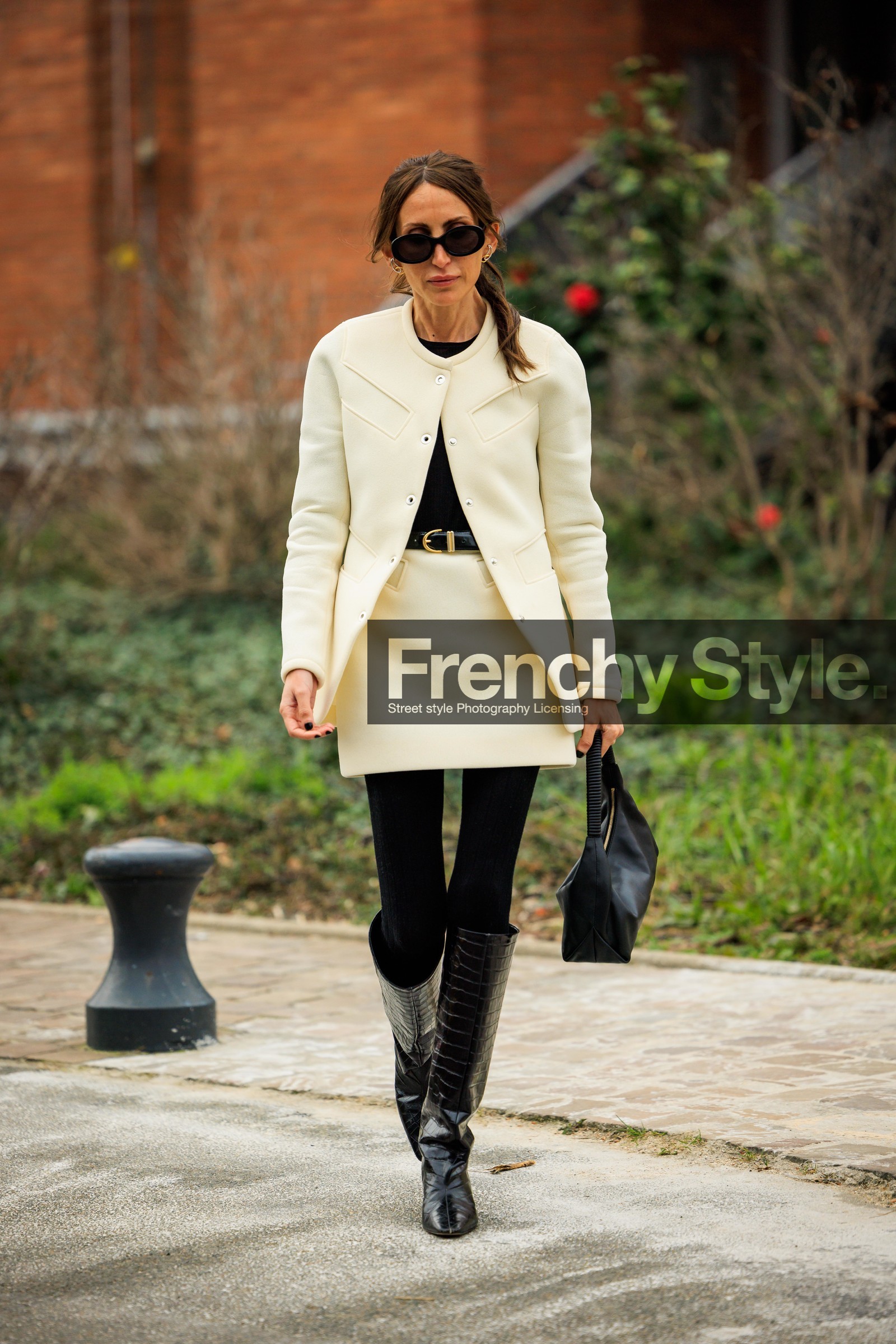 croco boots, black sunglasses, black tights, mini skirt, white skirt, black belt, white jacket, black handbag, leather bag, coperni, chloe loulou de saison, street style, jonathan paciullo, FW, frenchystyle, fashion week, AUTUMN WINTER 2022-2023, FALL WINTER 2022_2023, FW 22-23, PFW, PARIS, full length, vertical