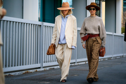 valentina siragusa, eleonora carisi, white pants, light grey hoodie, beige hat, camel leather clutch, bottega veneta bag, light grey pullover, camel hat, red leather belt, animal printed belt, leopard printed belt, camel leather bag, studs details bag, kaki pants, carrot pants, loose pants, belted pants, houndstooth printed pants, silk pants, satin pants, green sunglasses, square shape glasses, fashion week, frenchystyle, FW, jonathan paciullo, street style, MFW, MILAN, AUTUMN WINTER 2020-2021, FALL WINTER 2020-2021, FW 20-21, horizontal, atmosphere details, full length