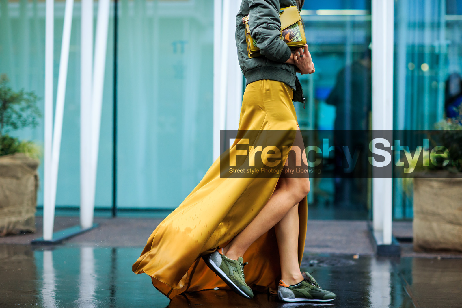 atmosphere details, AUTUMN WINTER 2016-2017, AW 16-17, bomber jacket, detail, FALL WINTER 2016-2017, fashion week, frenchystyle, FW, FW 16-17, green shoes, horizontal, jonathan paciullo, kaki jacket, kaki sneakers, LFW, LONDON, long dress, long hair, MENSWEAR, Sara Nicole Rossetto, street style, yellow dress