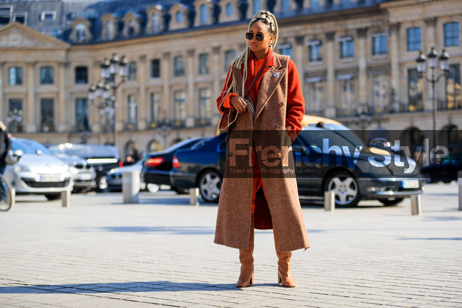 brown bag, brown coat, camel boots, dyed hair, high boots, high heels, leather shoes, orange sweater, sleeveless, sunglasses, trousers, street style, jonathan paciullo, FW, frenchystyle, fashion week, PFW, PARIS, AUTUMN WINTER 2018-2019, FALL WINTER 2018-2019, FW 18-19, horizontal, atmosphere details, full length, candace marie