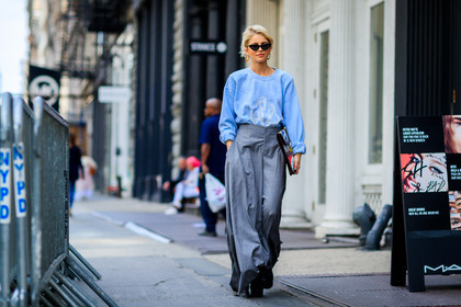 atmosphere details, baja east, black shoes, caro daur, embroidered bag, fashion week, frenchystyle, full length, FW, graphic bag, grey pants, gucci, high heels, horizontal, jonathan paciullo, leather bag, leather shoes, multicolor bag, NEW YORK, NYFW, printed bag, SPRING SUMMER 2018, SS 18, street style, sunglasses, trousers, wide pants