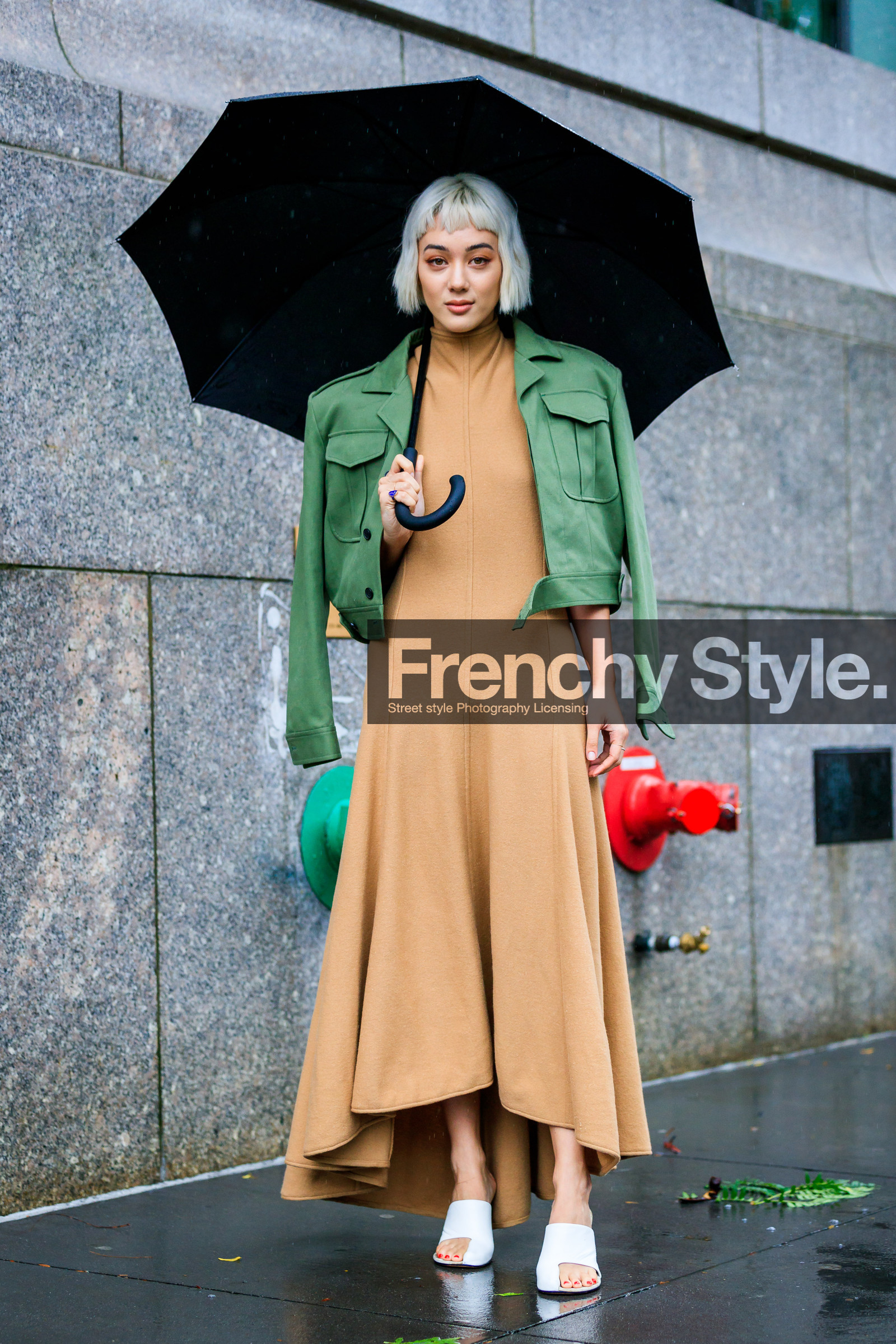 beige dress, céline, green jacket, high heels, kim jones, leather shoes, over the shoulder, umbrella, white shoes, street style, jonathan paciullo, FW, frenchystyle, fashion week, NYFW, NEW YORK, SPRING SUMMER 2019, SS 19, vertical, full length
