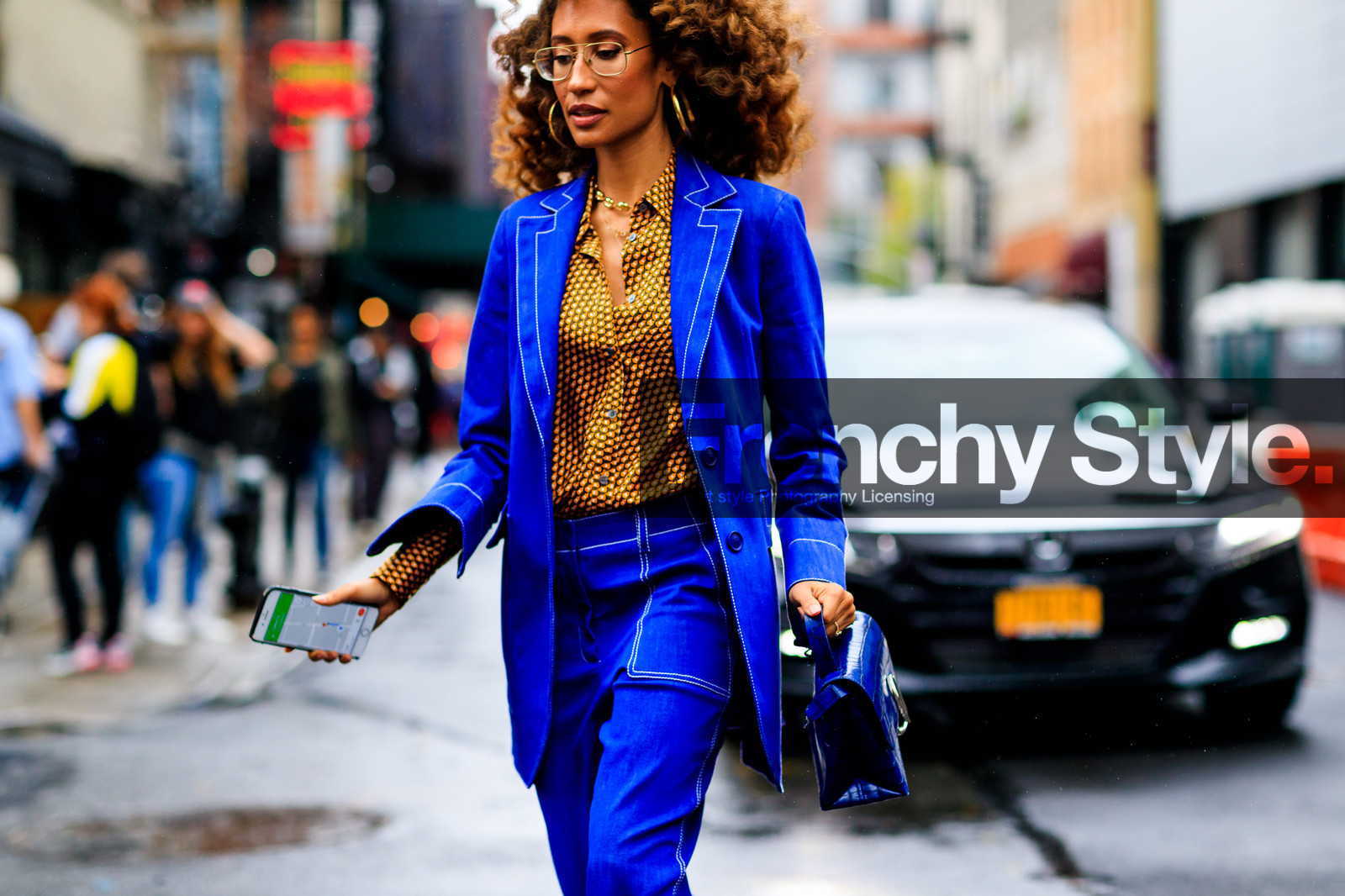 blue bag, blue jacket, blue pants, blue suit, brown shirt, elaine welteroth, graphic shirt, iphone, leather bag, printed shirt, sunglasses, trousers, street style, jonathan paciullo, FW, frenchystyle, fashion week, NYFW, NEW YORK, SPRING SUMMER 2019, SS 19, atmosphere details, horizontal, detail