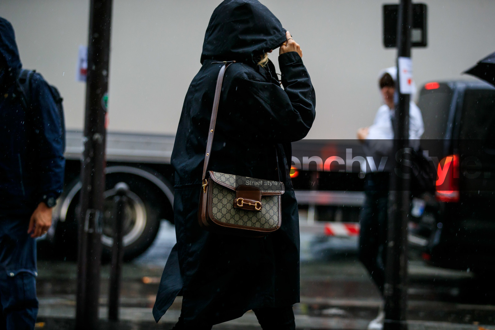 close up detail, bag detail, gucci bag, brown leather bag, monogrammed bag, golden buckle bag, beige bag, fashion week, frenchystyle, FW, jonathan paciullo, street style, SPRING SUMMER 2020, SS 20, PFW, PARIS, horizontal, atmosphere details, detail