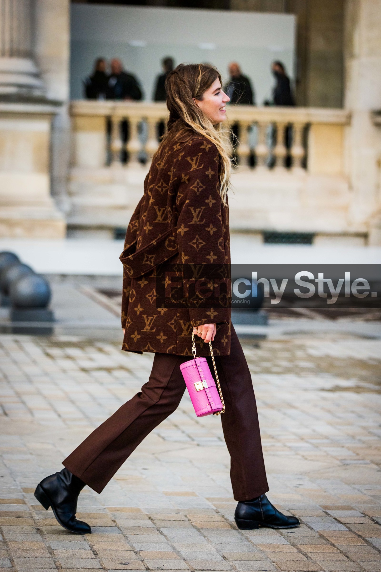 bag, black boots, boots, brown coat, brown pants, coat, logo print, louis vuitton look, pants, pink bag, small bag, Veronika Heilbrunner, fashion week, frenchystyle, FW, jonathan paciullo, street style, PFW, PARIS, SPRING SUMMER 2022, SS 22, vertical, full length
