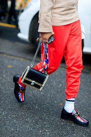 AUTUMN WINTER 2017-2018, AW 17-18, beige top, black bag, black shoes, detail, FALL WINTER 2017-2018, fashion week, frenchystyle, FW, FW 17-18, graphic bag, gucci, jan-michael quammie, jonathan paciullo, leather bag, leather shoes, leather top, MFW, MILAN, red pants, street style, sweatpants, trousers, vertical, vêtements, white socks